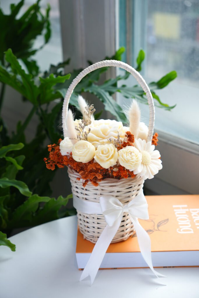 GIỏ hoa nến đan mây